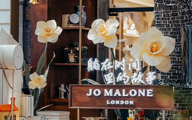 Những bông hoa giấy khổng lồ trong cửa hàng Jo Malone